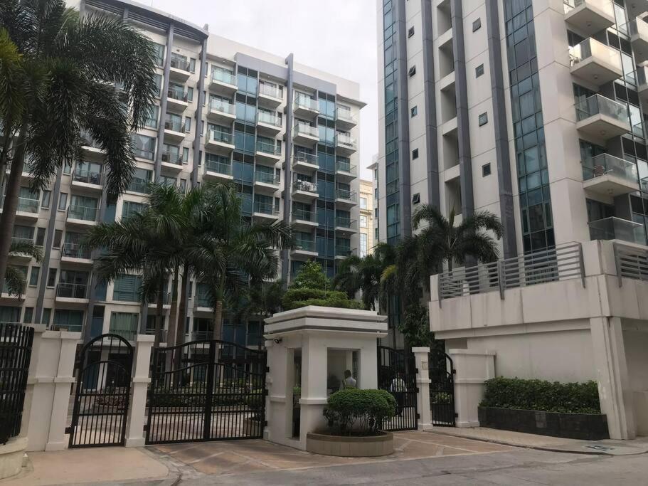 Lovely 2 Bed Room Condo Infront Of Naia Terminal 3 Manila Bagian luar foto