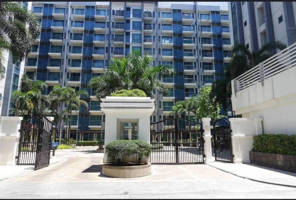 Lovely 2 Bed Room Condo Infront Of Naia Terminal 3 Manila Bagian luar foto