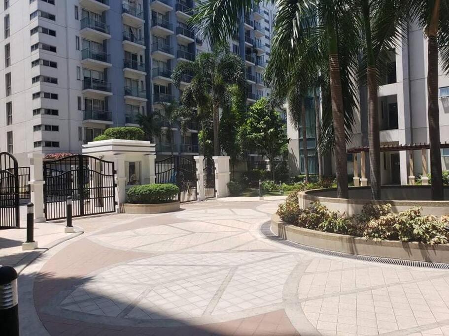 Lovely 2 Bed Room Condo Infront Of Naia Terminal 3 Manila Bagian luar foto